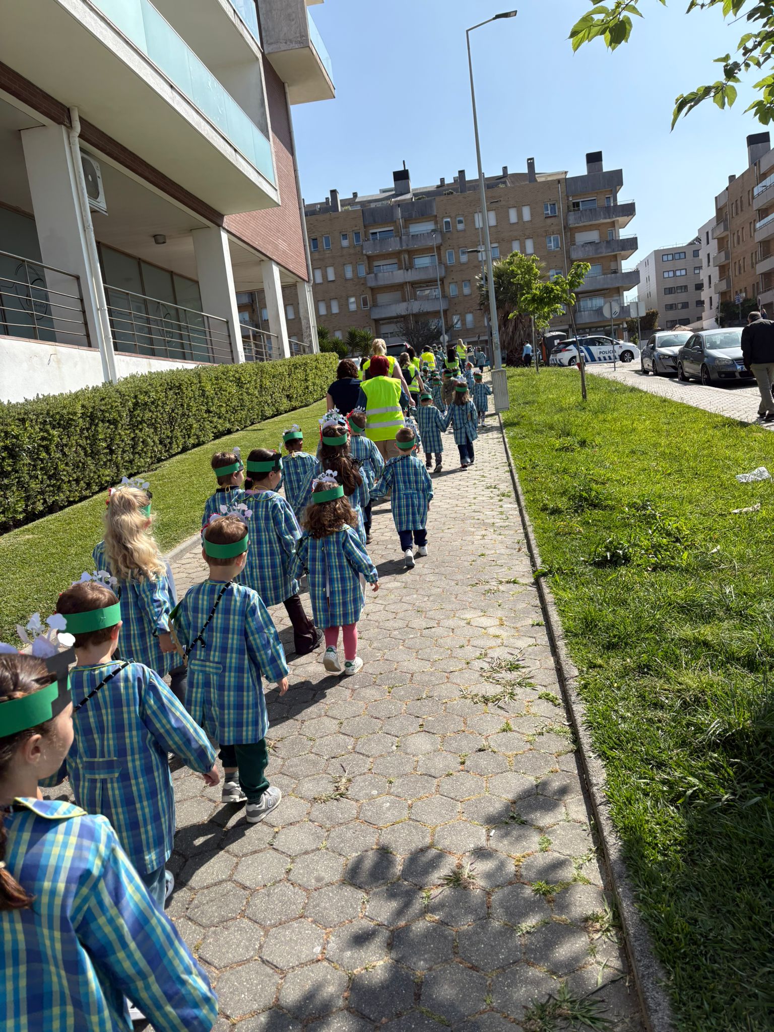 Pequenos Passos, Grandes Sorrisos: A Nossa Caminhada pelo Dia da Terra